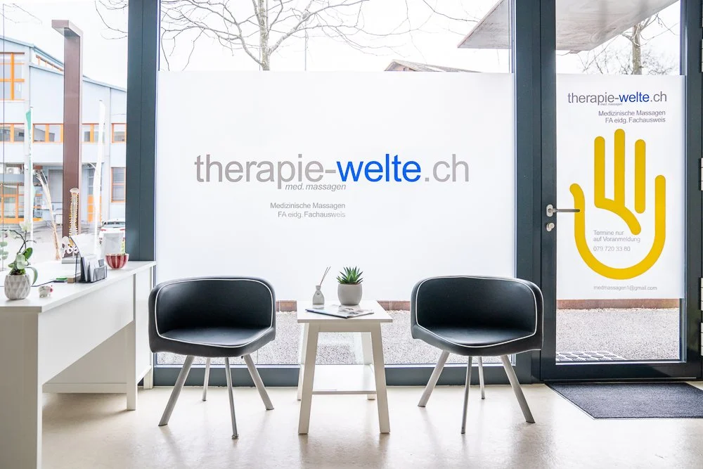 Wartebereich mit zwei Sesseln am Fenster